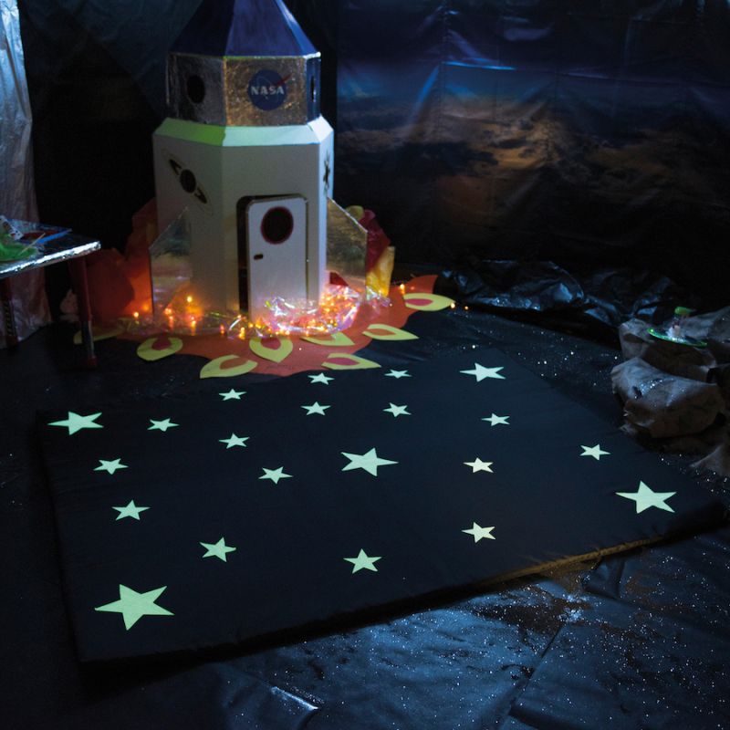 Tumsā spīdošs zvaigžņu paklājs 200x150 cm